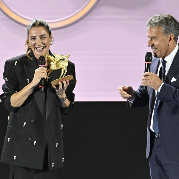 Luisa Ranieri Riceve Il Pegaso D&#039;oro Da Giuseppe Marco Litta, Responsabile Direzione Territoriale Centro Est BPER Banca